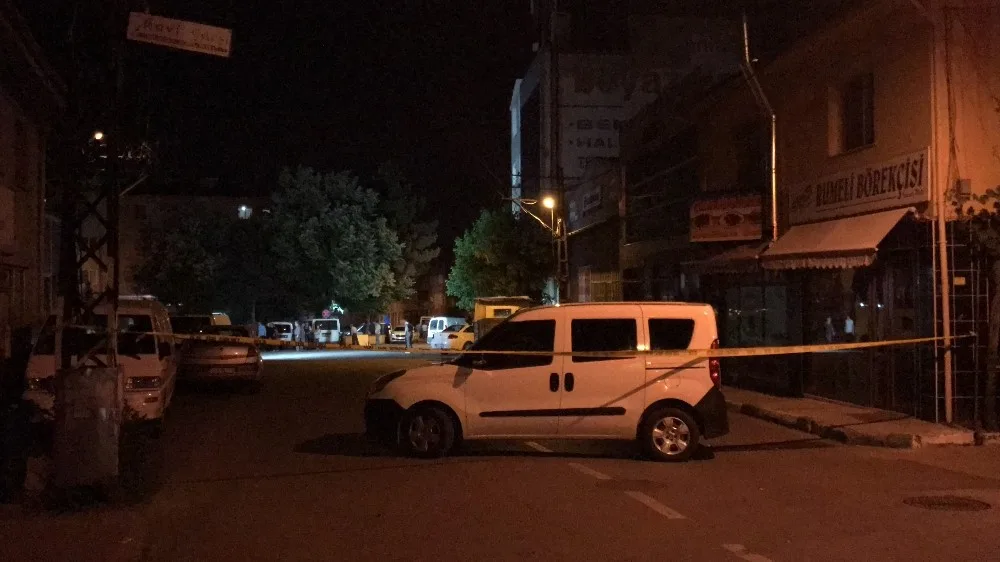 Bomba Var Diye Bağırıp Karakola Poşet Attı, Tetikte Bekleyen Polis Anında Karşılık Verdi
