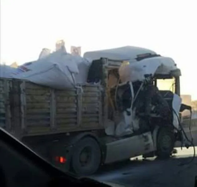 Bozüyükte Çarpışan Tırlar Trafiği Kapattı