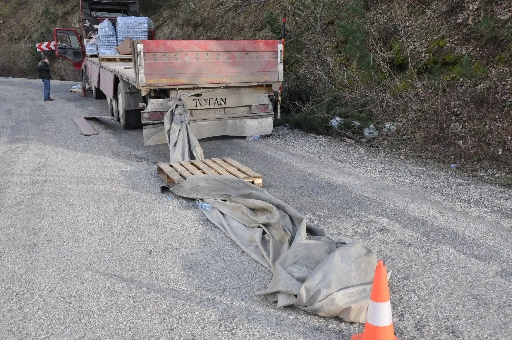 Brandası Açılan Tırın Dorsesinden Saçılan Suları Kamyonetlere Doldurdular