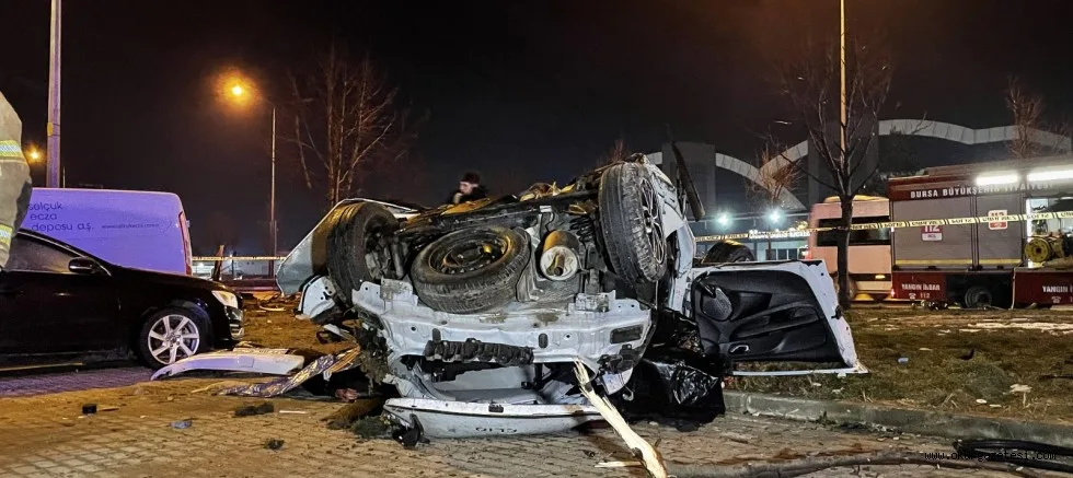 Bursa'da ağaca çarpıp taklalar atan otomobildeki iki kişi öldü