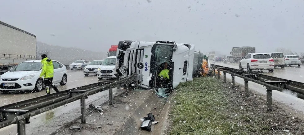 Bursa'da aynı yerde kaza yapan iki tırdan birinin sürücüsü yaralandı