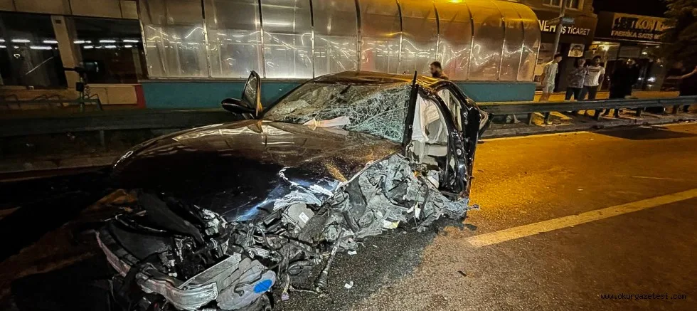 Bursa'da metro hattının duvarına çarpan aracın sürücüsü ağır yaralandı