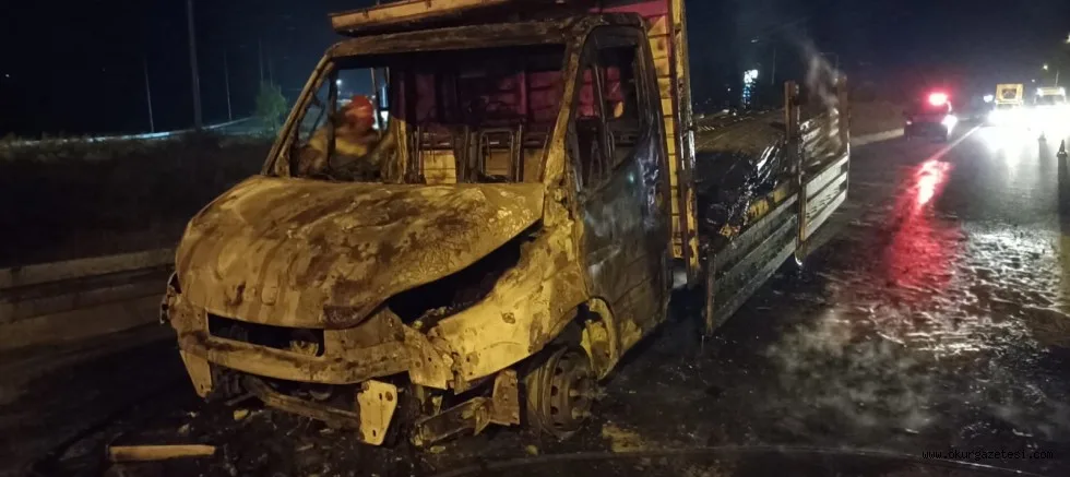Bursa'da seyir halindeyken yanan kamyonet kullanılamaz hale geldi