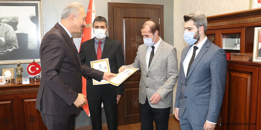 Bursa'dan Yalova'ya gelen minibüste unutulan parayı bulan polislere başarı belgesi