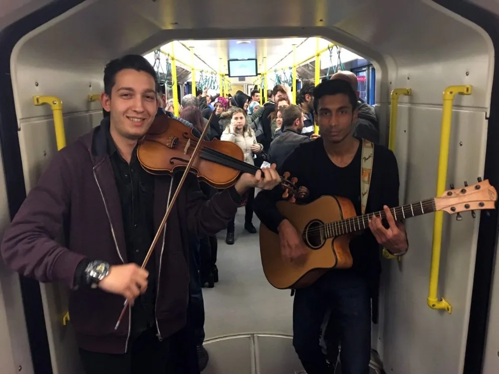 Bursa Metrosuyla Sınava Giden Öğrencilere Konser Sürprizi