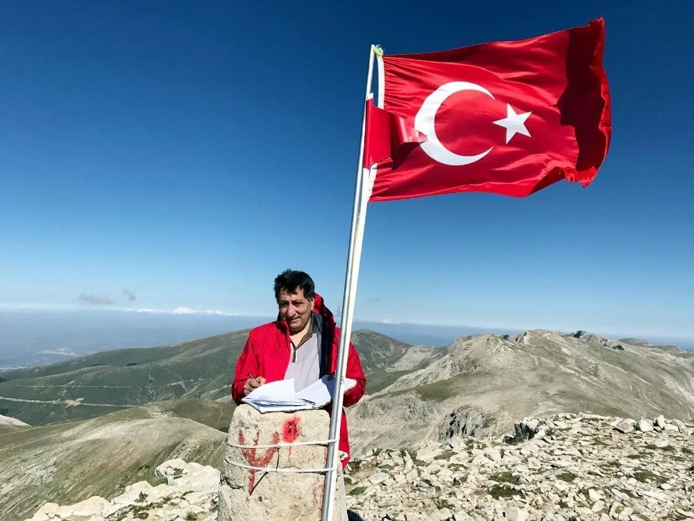 Bursa Valisi Küçük Uludağın Zirvesine İmza Attı