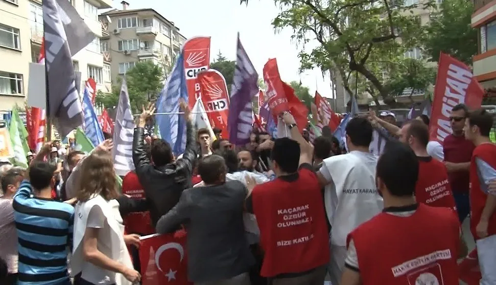 Bursada 1 Mayıs Yürüyüşünde Kavga Çıktı