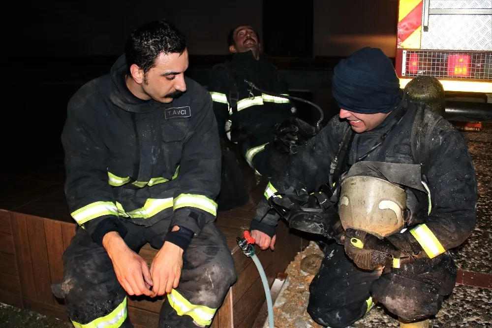 Bursada 11. Katta Çıkan Yangın Büyümeden Söndürüldü