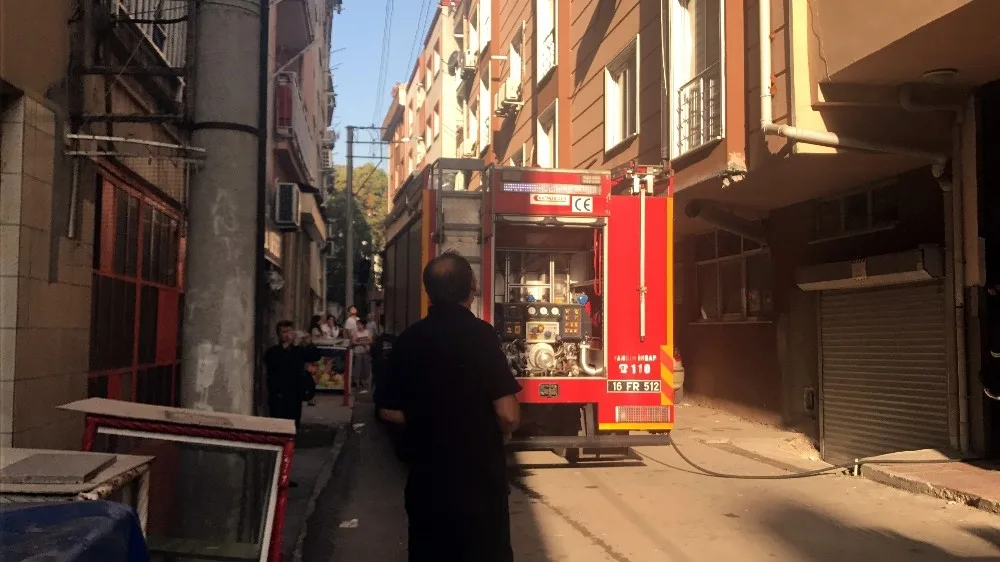 Bursada 6 Katlı Binanın Çatı Katında Yangın Çıktı