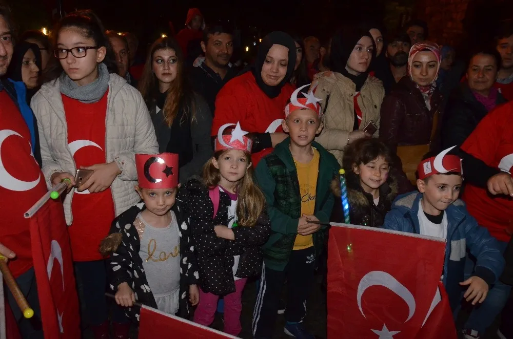 Bursada Bin Kişi Fener Alayı Yürüyüşüne Katıldı