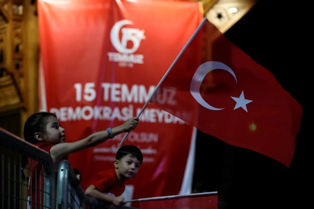 Bursada Binler Demokrasi Nöbetinde