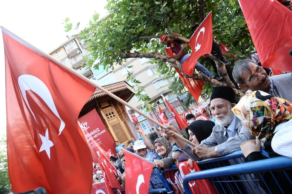 Bursada Demokrasi Meydanı Coşkulu Törenle Açıldı