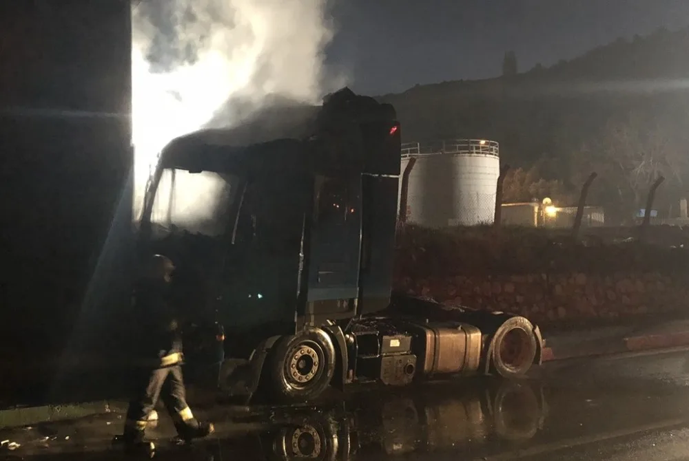 Bursada Direksiyonu Kilitlenen Tır Kaza Yaptı, Alev Alev Yandı