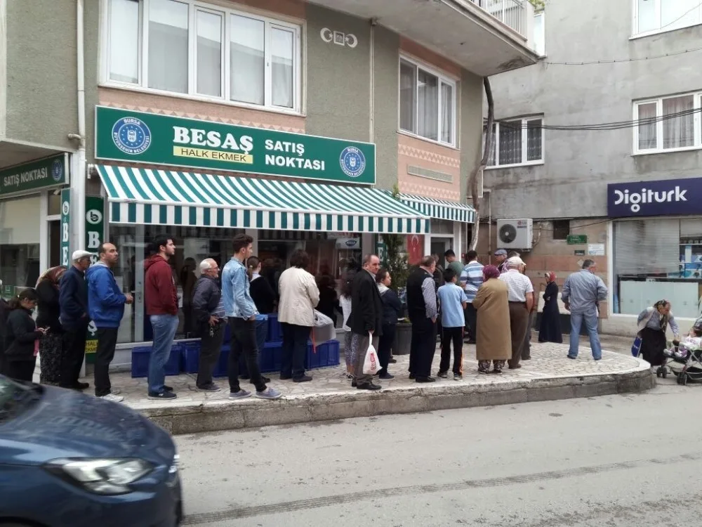 Bursada İftar Vaktinde Pide Kuyruğu