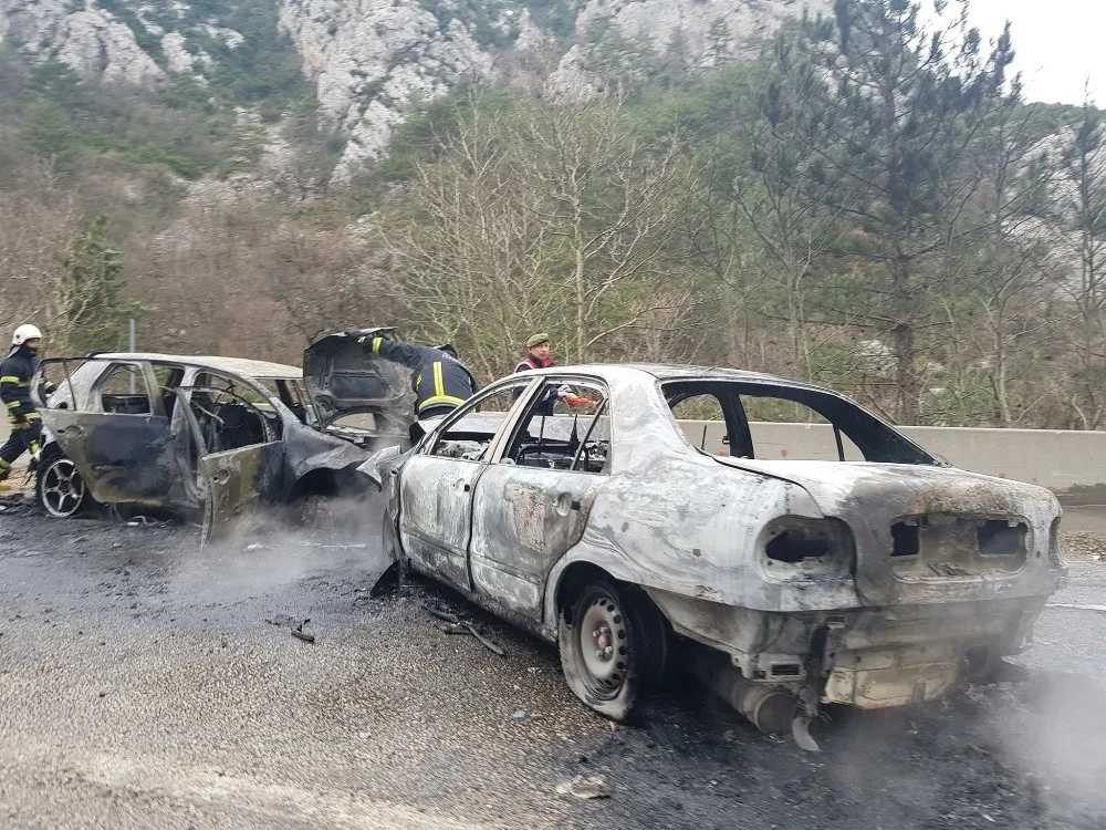 Bursada İki Otomobil Alev Alev Yandı, Faciadan Dönüldü: 8 Yaralı