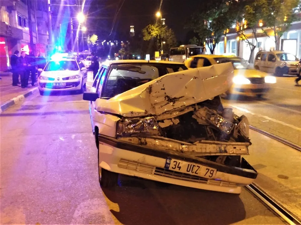 Bursada Kaza: Akadan Çarptığı Aracı Yaya Yoluna Fırlattı