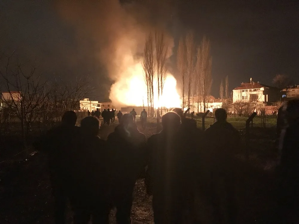 Bursada Kereste Fabrikası Ve Yanındaki Ev Alev Alev Yandı