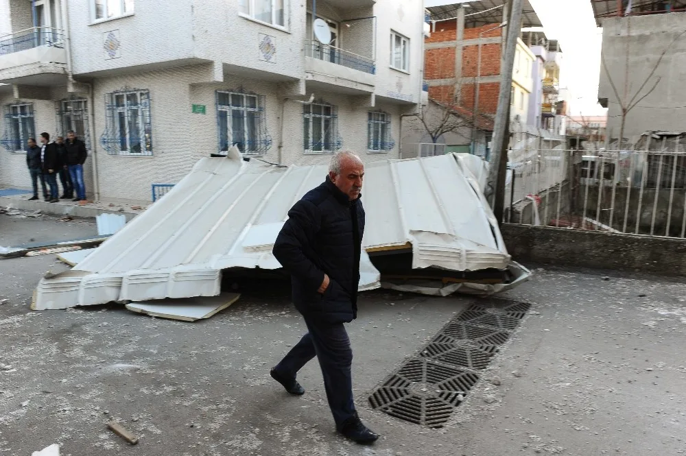 Bursada Lodos Çatıları Uçurdu, Araçlara Zarar Verdi