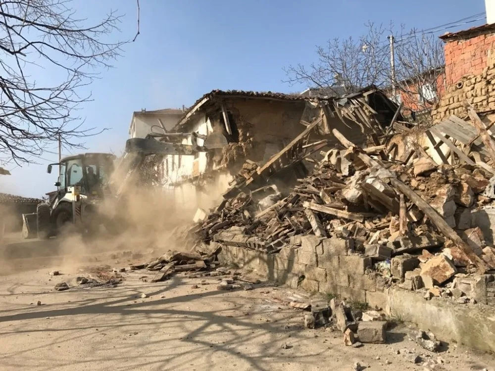 Bursada Metruk Binalar Yıkılıyor