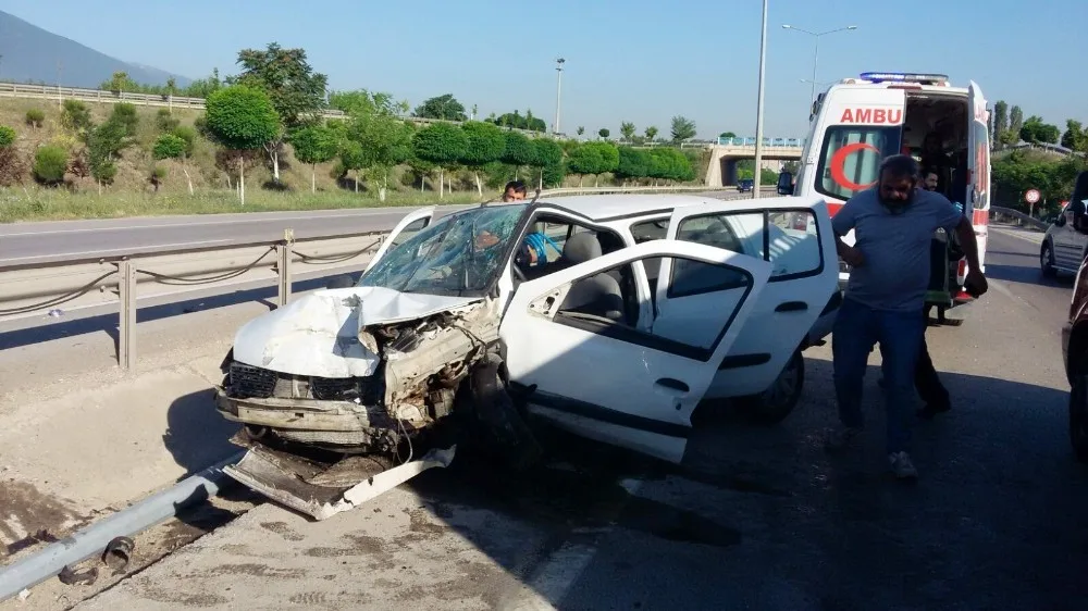Bursada Otomobil Direğe Çarptı: 5 Yaralı