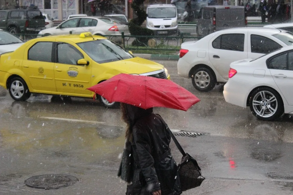 Bursada Sabah Şiddetli Lodos, Akşam Yağmur