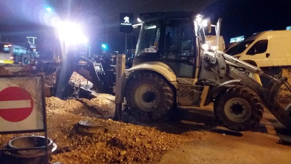 Bursada Su Borusu Patladı, Trafikte Sürücüler Zor Anlar Yaşadı