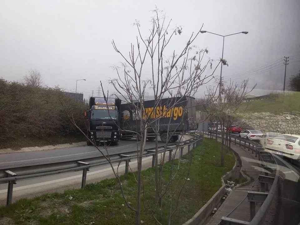 Bursada Tır Kazası Trafiği Kilitledi