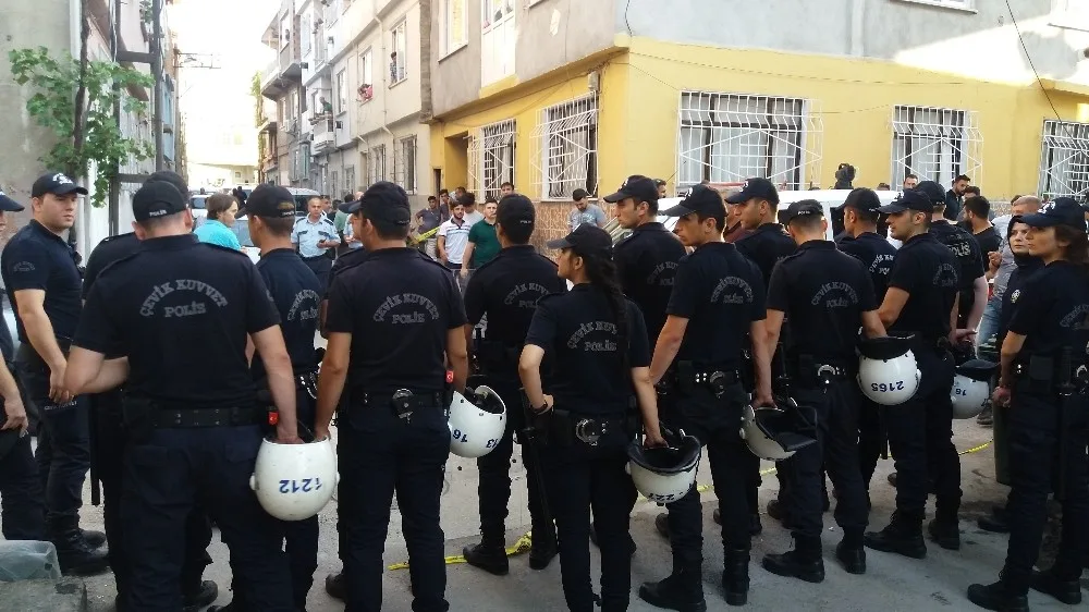 Bursada Uyuşturucu Sattığı İddia Edilen Aile İle Mahalleli Arasında Kavga: 3 Yaralı
