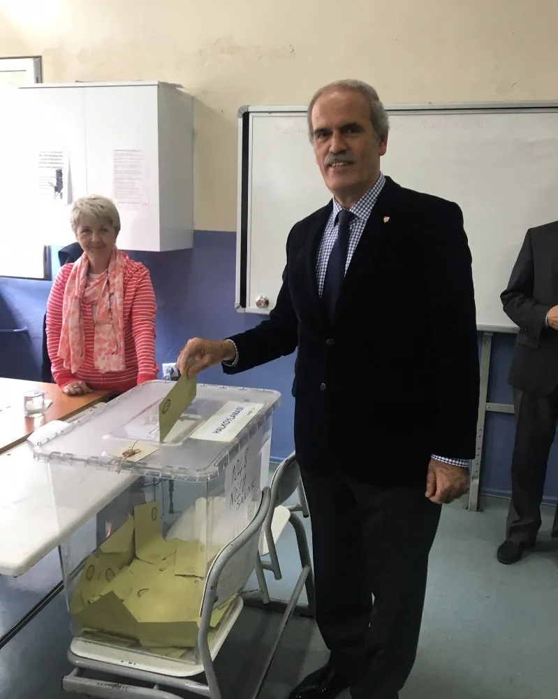 Bursada Vali Küçük Ve Başkan Altepe Oylarını Kullandı