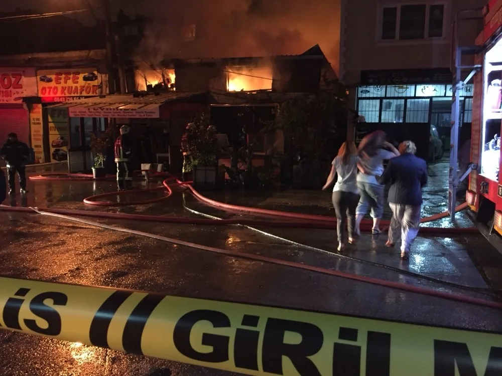 Bursada Yangın... İş Yeri Sahibi Haberi Alınca Evinden Çıplak Ayakla Koşarak Geldi