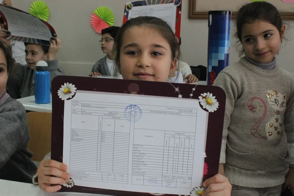 Bursada Yarım Milyon Öğrenci Karne Heyecanı Yaşadı