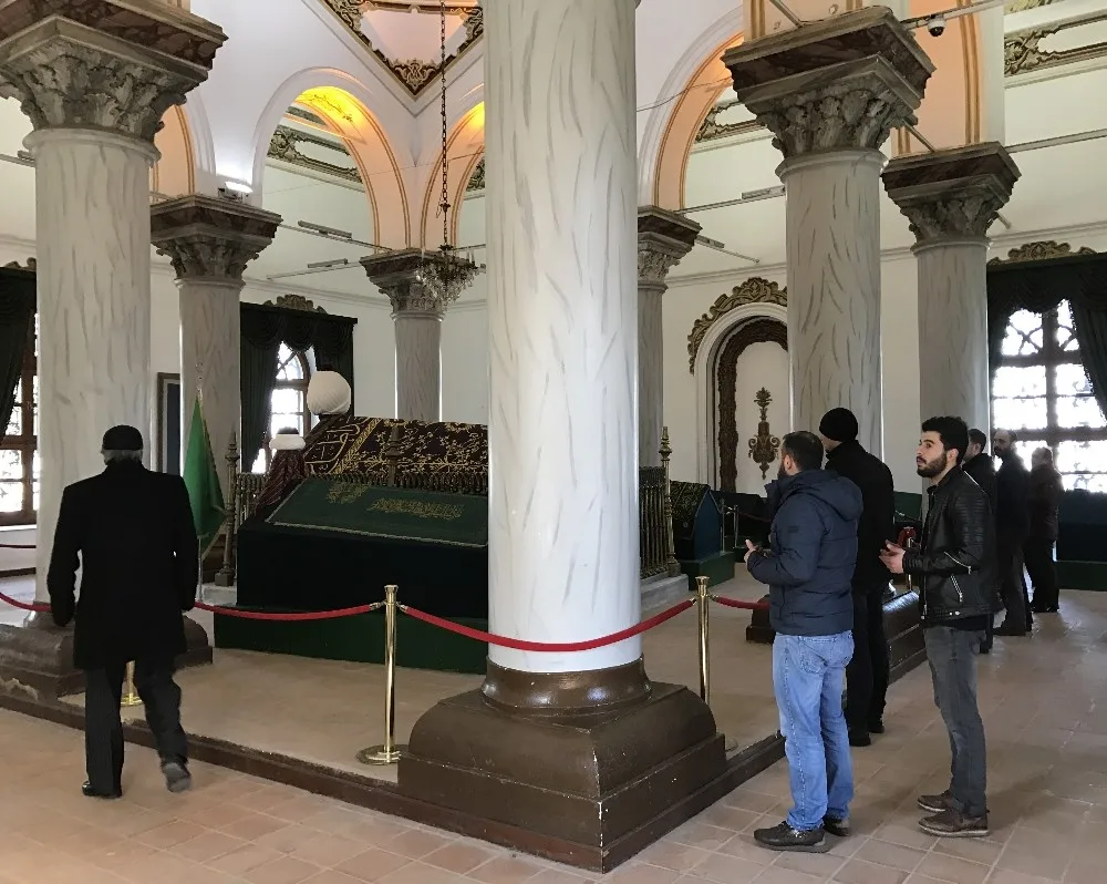 Bursadaki Sultan Türbelerine Ayakkabı İle Girilmesine Tepki