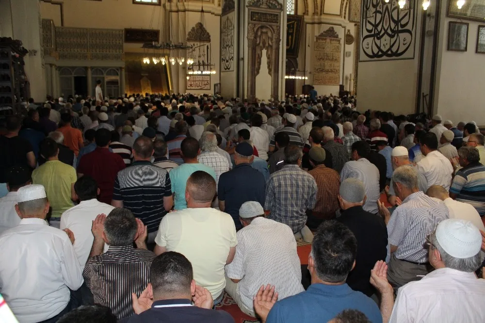 Bursalılar Ramazanın Son Cuma Namazında Ulu Camiye Akın Etti