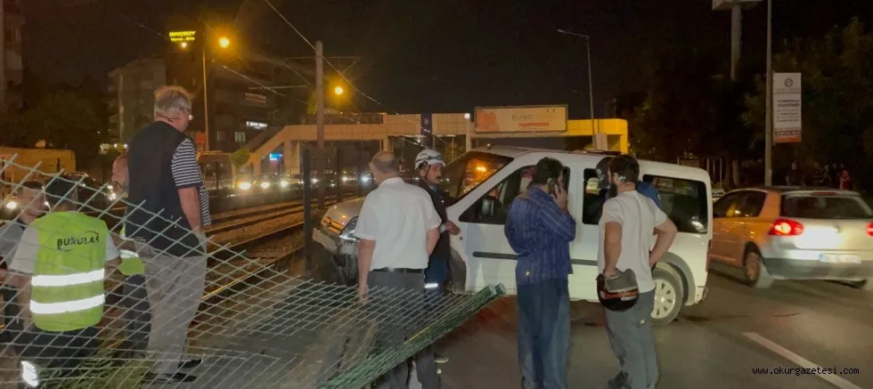 Bursaray'ın bariyerlerine çarpan araçtaki iki kişi yaralandı