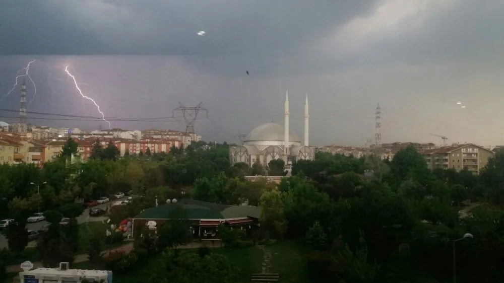 Bursayı Sel Ve Fırtına Vurdu