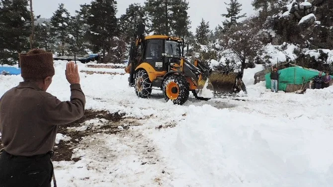 Büyükşehir Belediyesi Mahsur Kalan Çobanlar Kurtardı