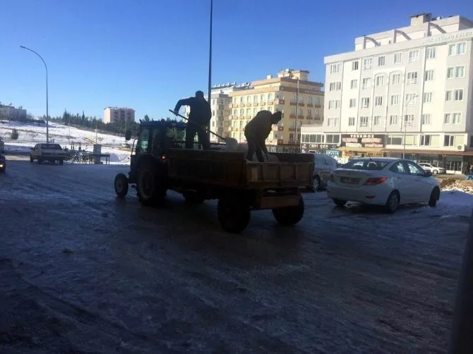 Buz Pistine Dönen Yollar İle Kaldırımlar Tuzlanıyor