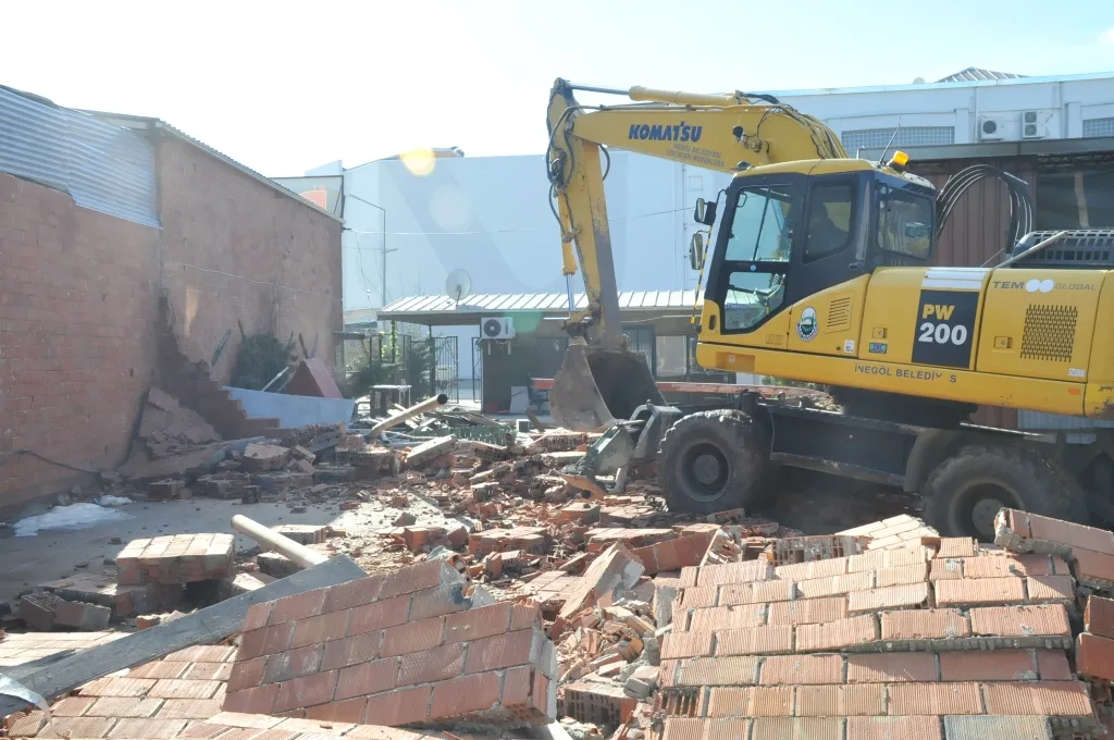 Belediye 3 kaçak yapıyı yıktı