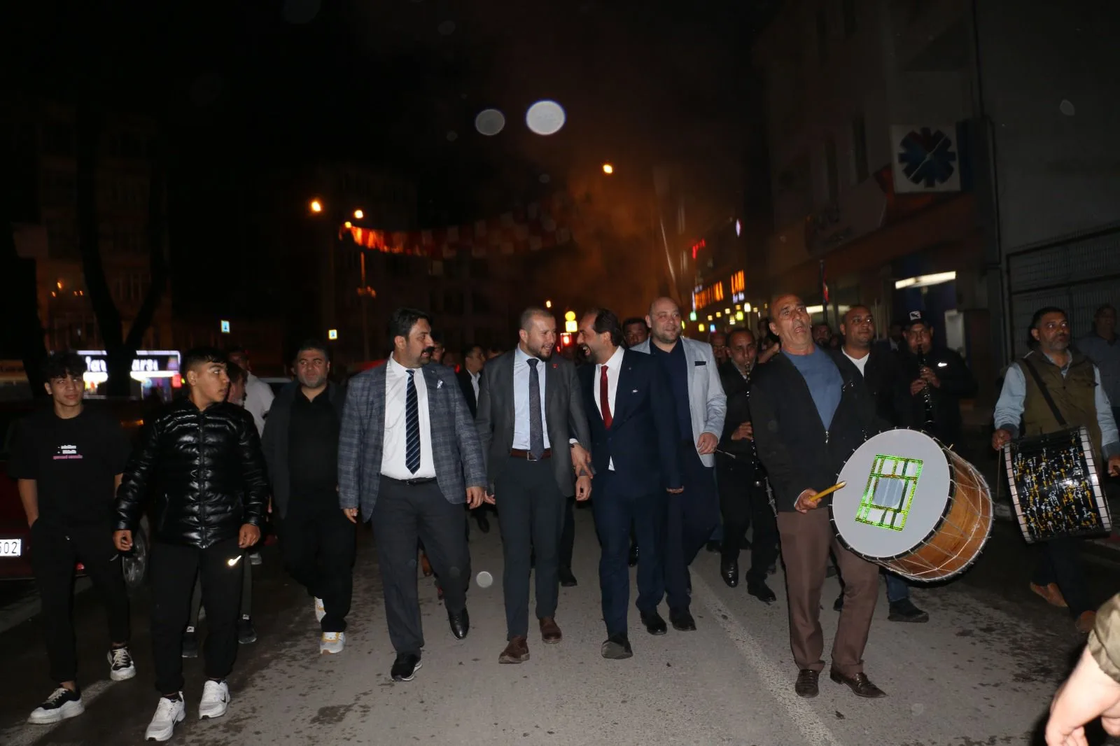 MHP çalmadık kapı, gitmedik yer bırakmıyor