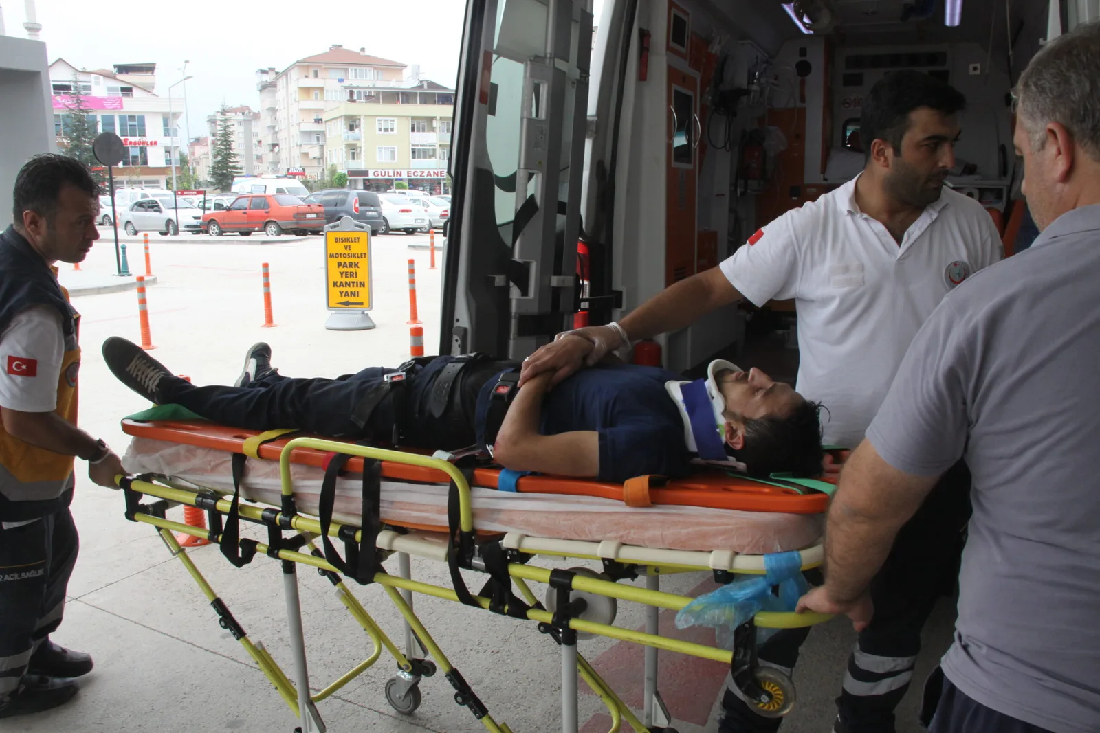 Karşıdan karşıya geçmek isterken olan oldu