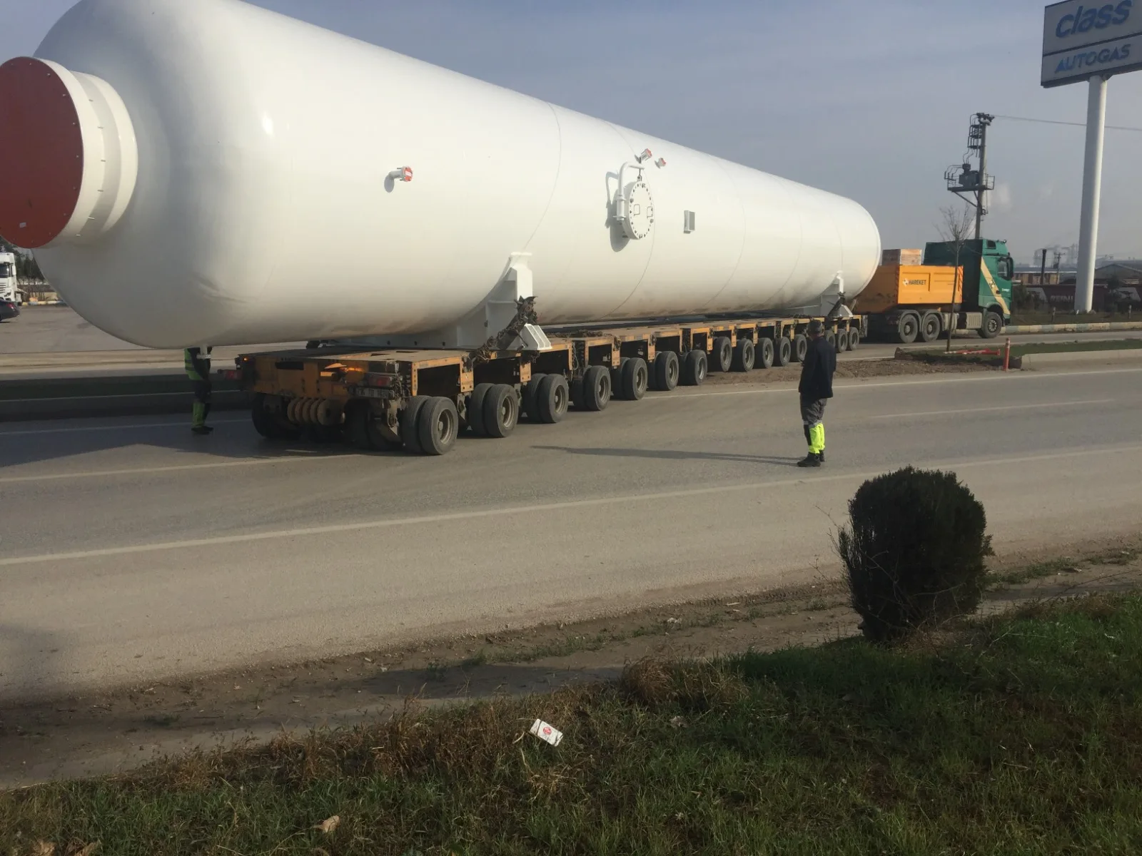 İnegöl'de 600 tonluk tankların geçişi için ekipler seferber oldu