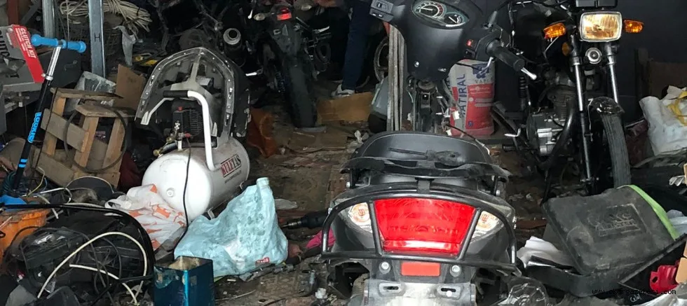 Çalıntı motosikletleri "ameliyathane" olarak adlandırdığı depoda parçalayan zanlı yakalandı