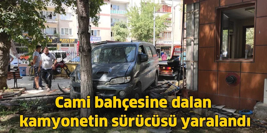 Cami bahçesine dalan kamyonetin sürücüsü yaralandı