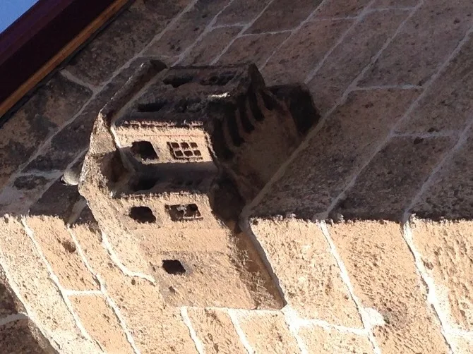 Cami Duvarında Bulunan Kuş Evi Büyük İlgi Görüyor