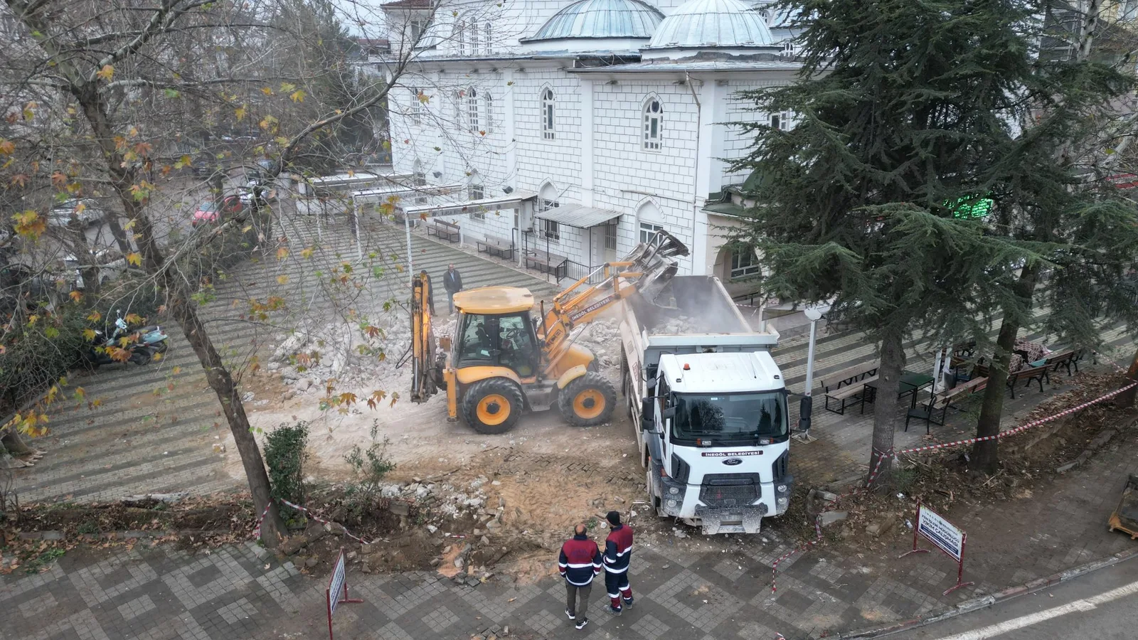 İnegöl’de camilerin bahçe duvarları kaldırılıyor