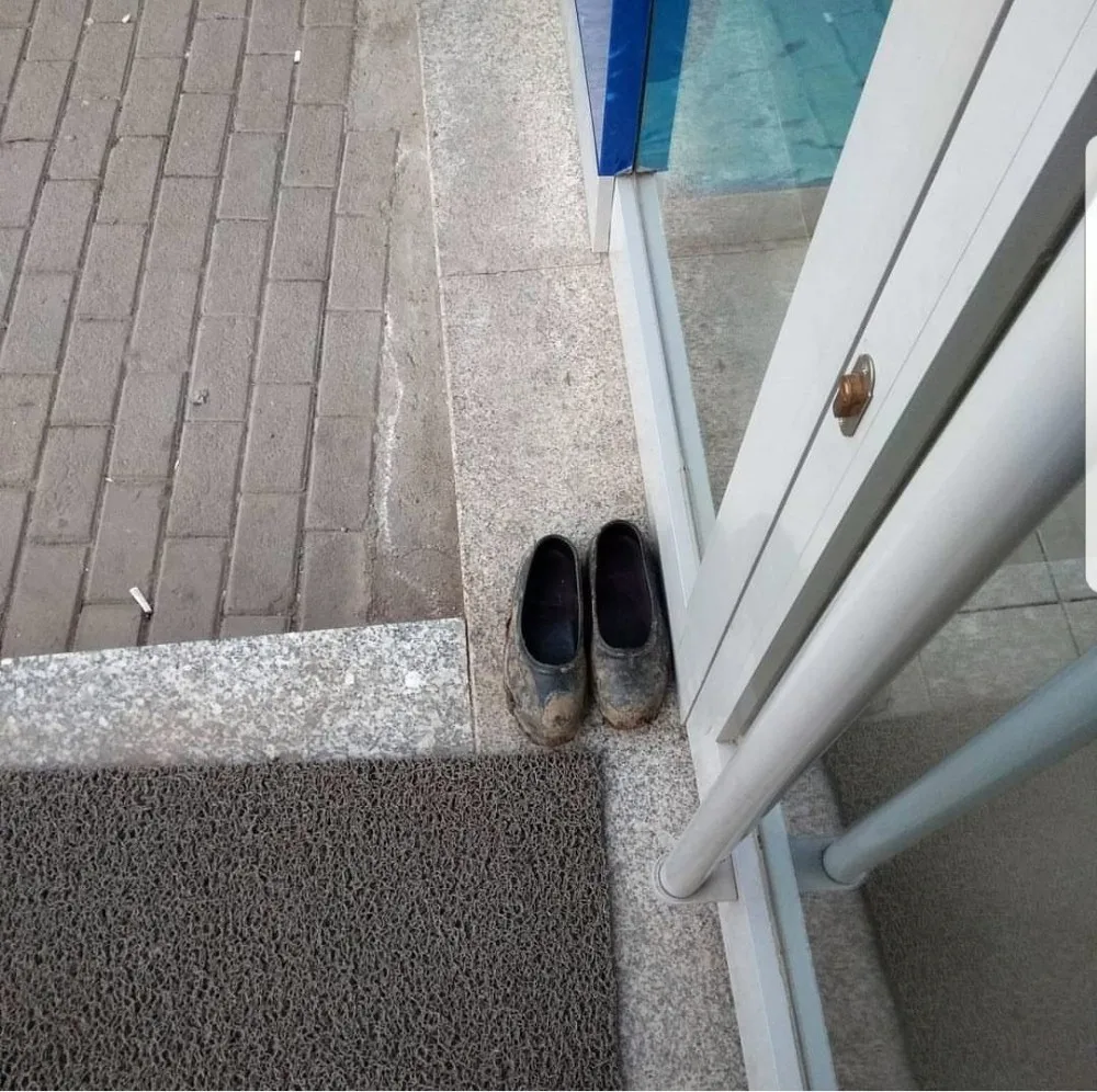 Çamurlu Kara Lastiklerini Çıkarıp Bankaya Çoraplarıyla Girdi
