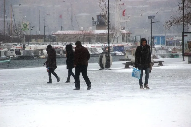Çanakkalede 3 İlçede Okullara Kar Tatili