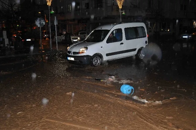 Çanakkalede Etkili Olan Yağmur Su Baskınlarına Neden Oldu