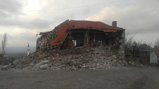 Çanakkaledeki Deprem Bayırköyde Büyük Hasara Yol Açtı