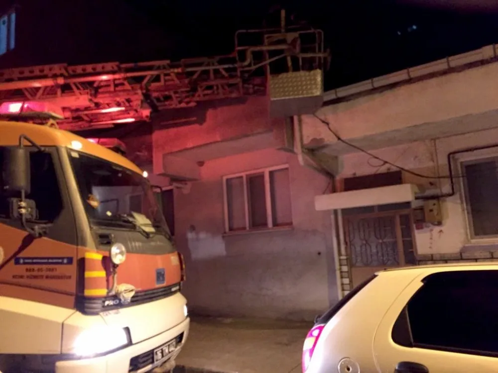 Çatıda Mahsur Kalan Kediyi İtfaiye Kurtardı
